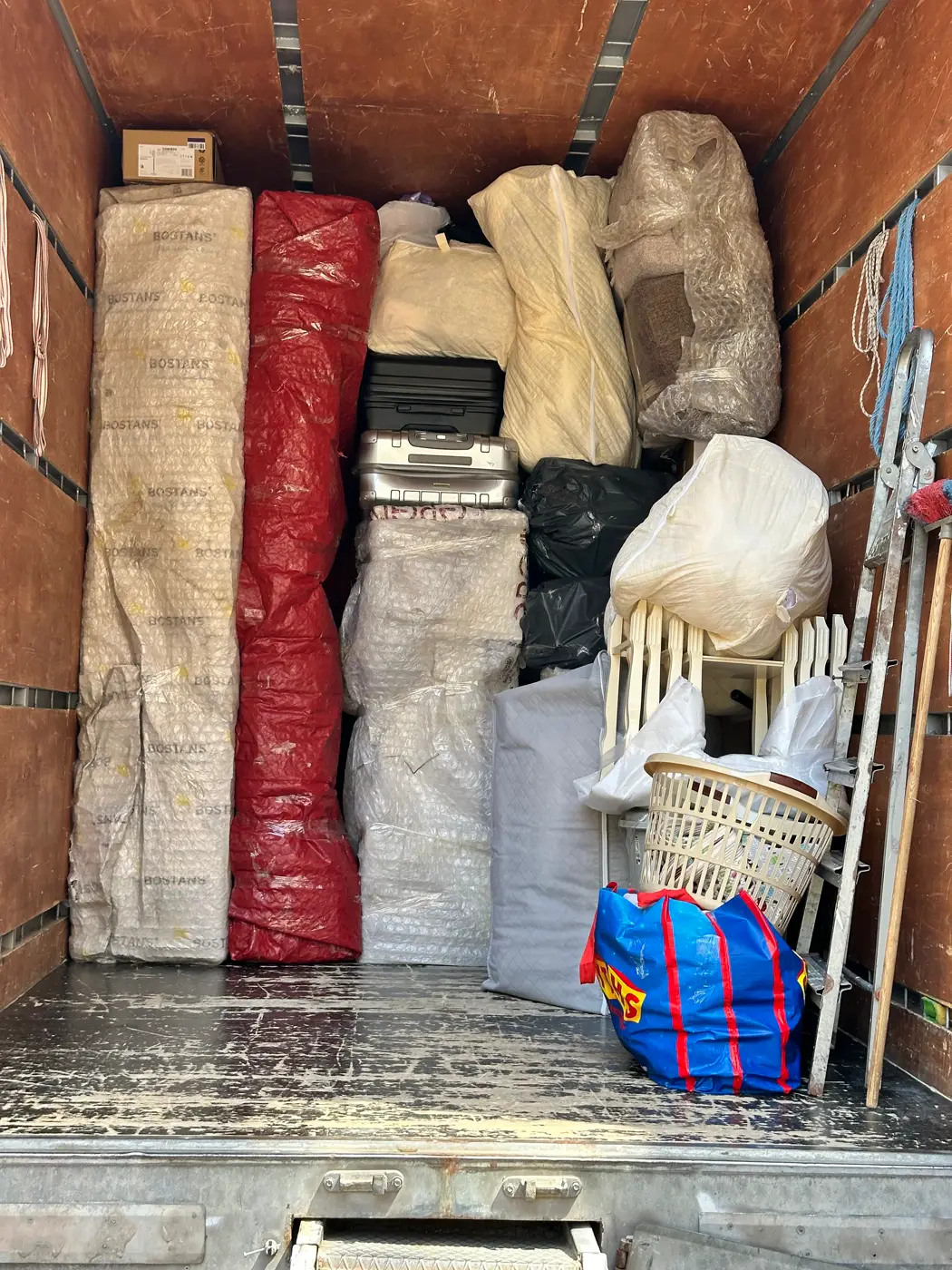 Tuzla nakliyat: kamyon kasasına yerleştirilmiş paketli eşyalar