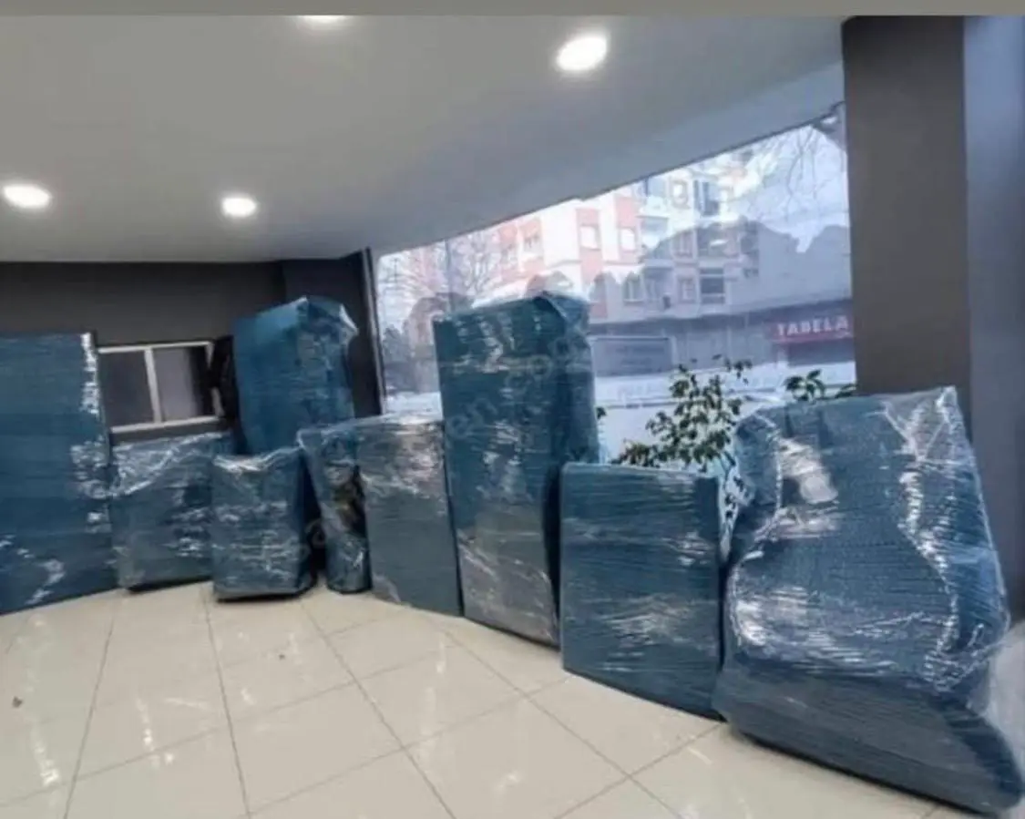 Tuzla nakliyat: boş salonda paketlenmiş mobilyalar