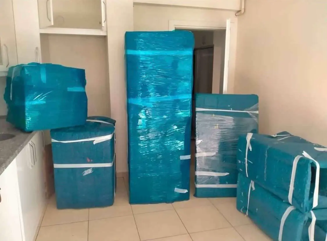 Tuzla nakliyat: turkuaz balonlu naylonla paketlenmiş eşyalar